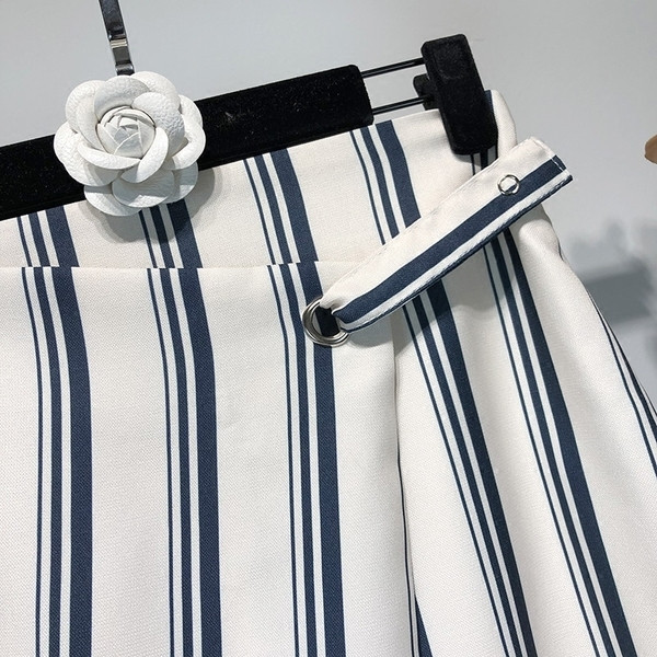 Fusta de dama eleganta cu talie inalta in dungi