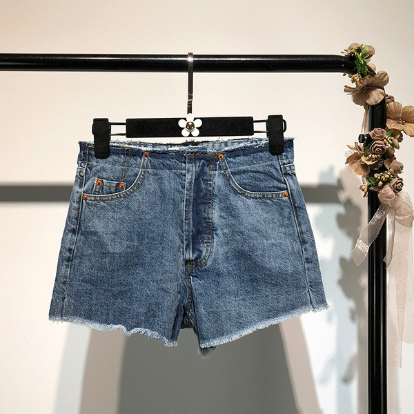 Pantaloni scurți de damă din denim într-un model simplu