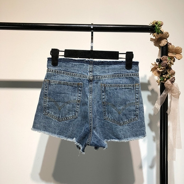 Pantaloni scurți de damă din denim într-un model simplu