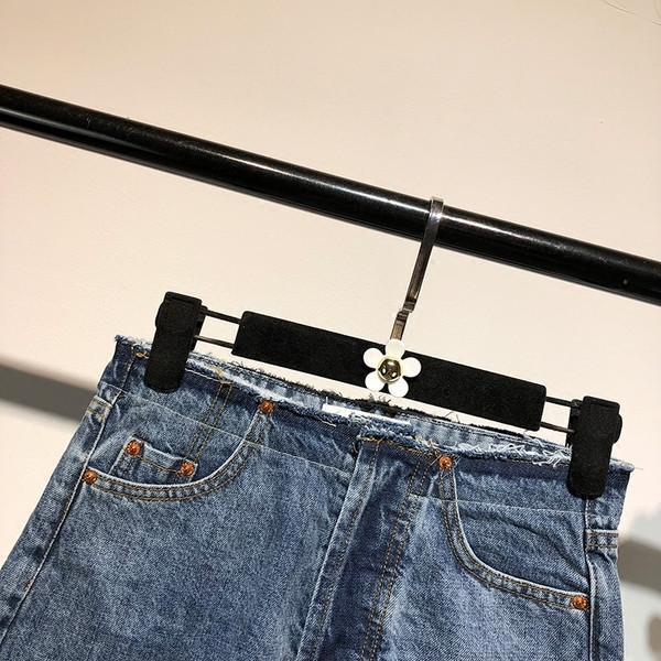 Pantaloni scurți de damă din denim într-un model simplu