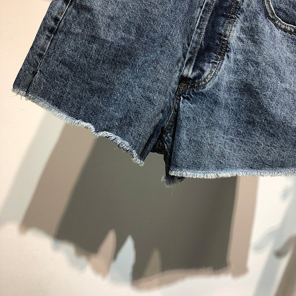 Pantaloni scurți de damă din denim într-un model simplu