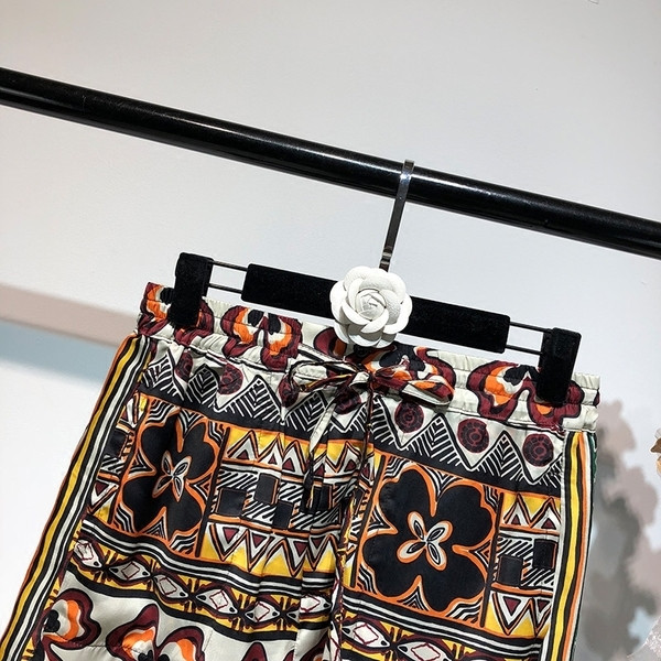 Pantaloni de dama de vara intr-un model larg cu motive colorate