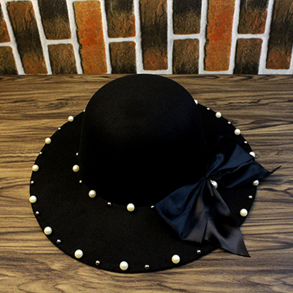 Stílusos női sapka több színben gyöngyökkel és szalaggal