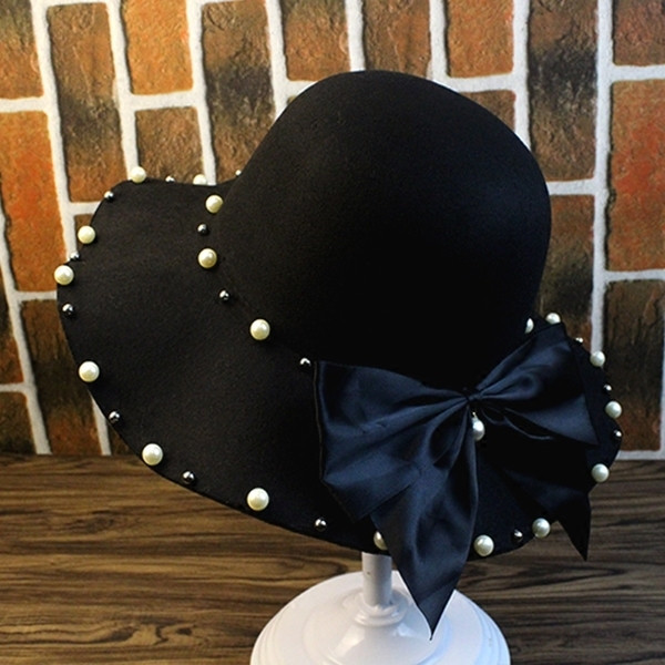 Stílusos női sapka több színben gyöngyökkel és szalaggal