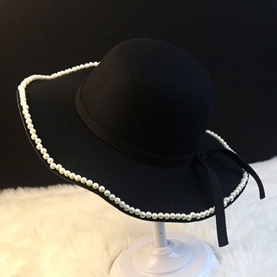 Дамска стилна шапка в черен цвят с декоративни перли и панделка