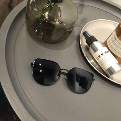 Γυναικεία γυαλιά ηλίου με στρογγυλό σχήμα σε διάφορα χρώματα