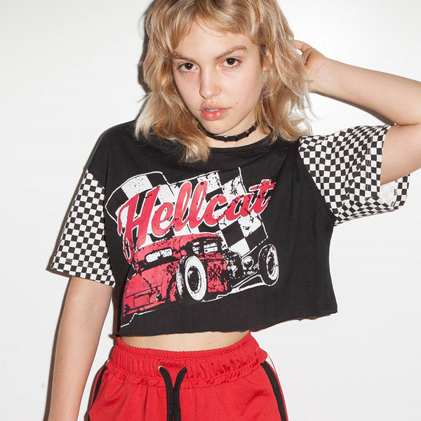 Női sport-alkalmi póló fekete színben, kockás ujjakkal és rátéttel