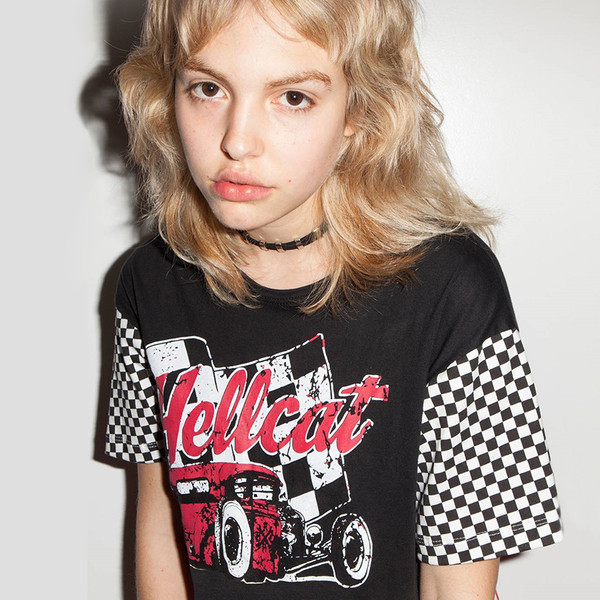 Női sport-alkalmi póló fekete színben, kockás ujjakkal és rátéttel