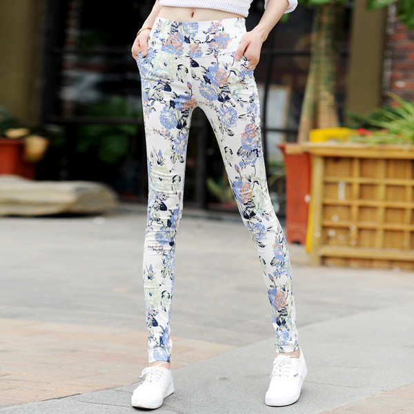 Női nadrág modell Slim különböző mintákkal