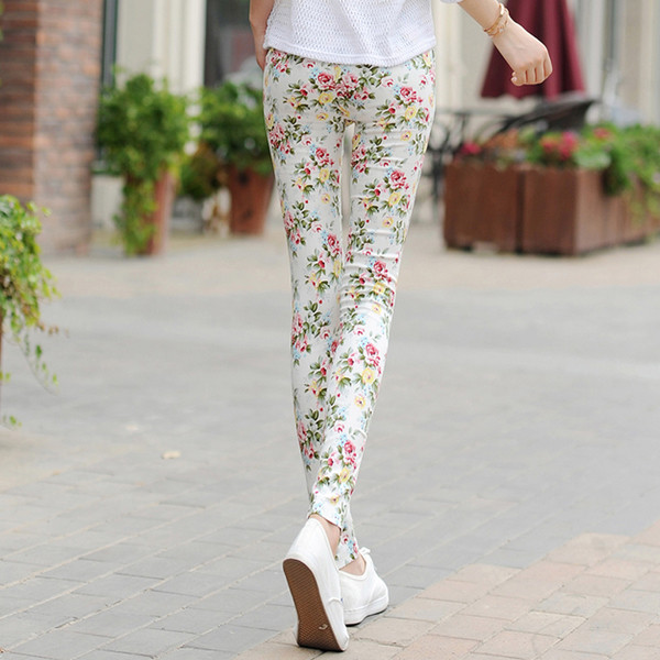 Női nadrág modell Slim különböző mintákkal