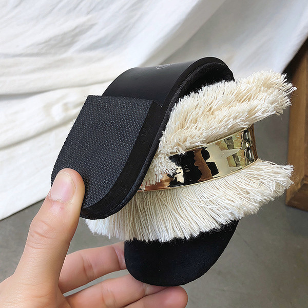 Casual γυναικείες παντόφλες σε μαύρο και μπεζ χρώμα με επίπεδη σόλα