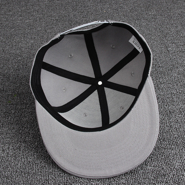 Шапка с козирка подходяща за мъже и жени 