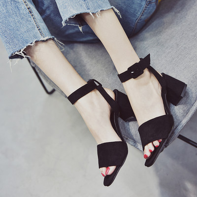 Стилни дамски сандали в черен цвят на ток