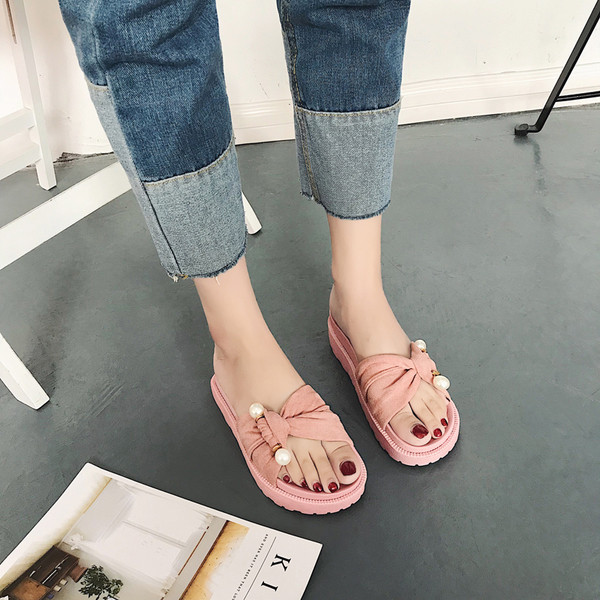 Papuci eleganti de dama in roz si negru cu decor de perle