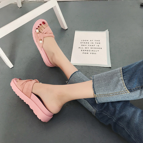 Papuci eleganti de dama in roz si negru cu decor de perle