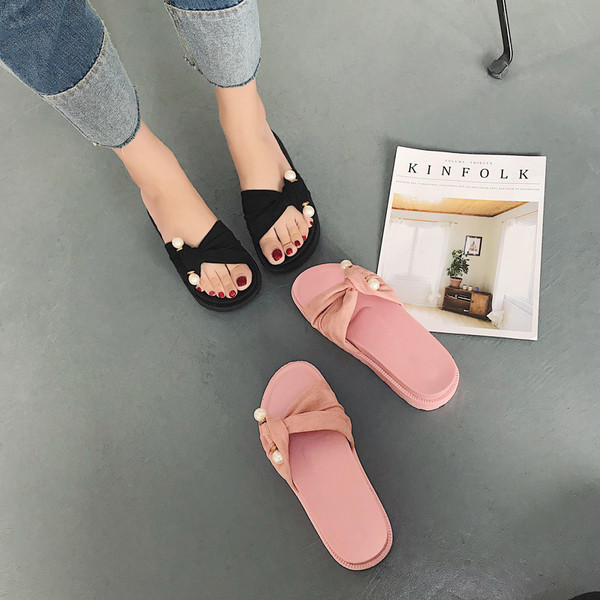 Papuci eleganti de dama in roz si negru cu decor de perle