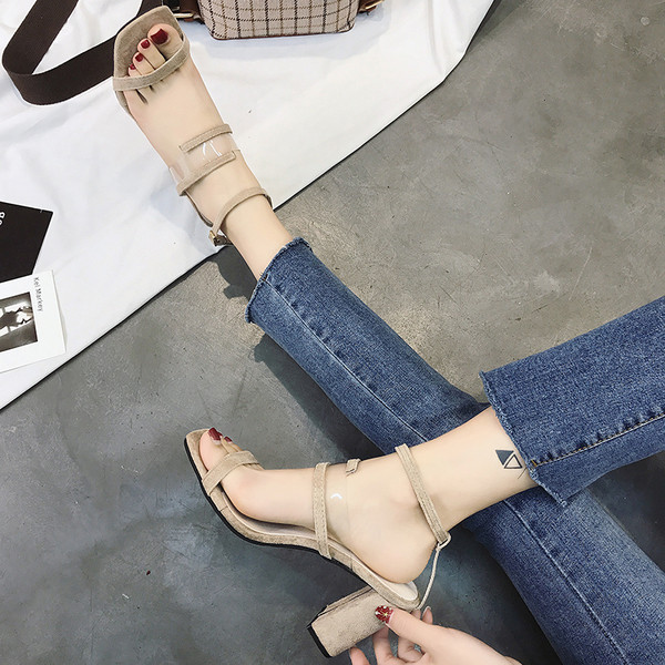 Sandale de damă elegante cu toc ușor, în negru și bej, cu bretele transparente și subțiri