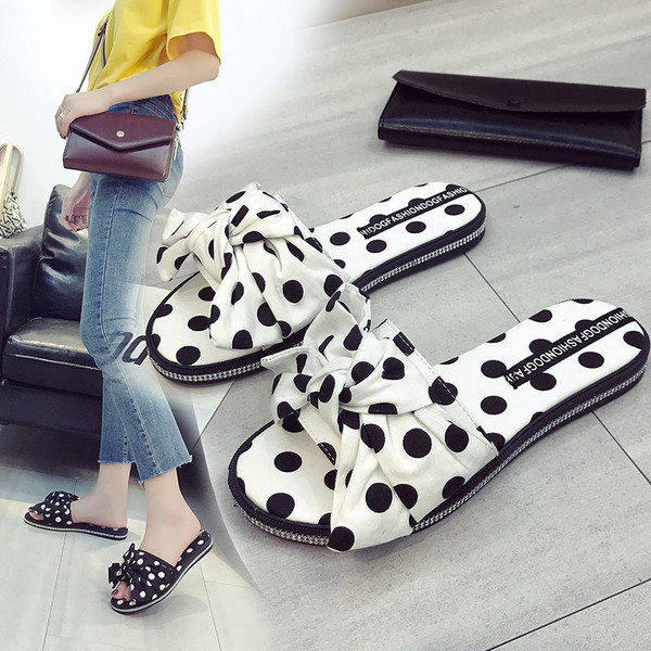 Papuci de damă cu buline cu panglică în alb și negru