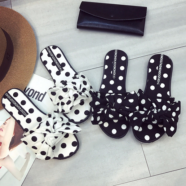 Papuci de damă cu buline cu panglică în alb și negru