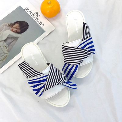 Γυναικείες παντόφλες με τραχιά εξωτερική σόλα και ριγέ κορδέλες