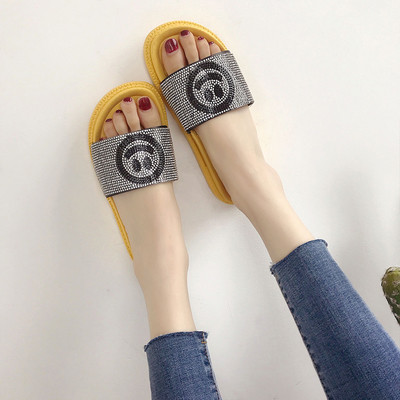 Γυναικείες παντόφλες με έγχρωμη σόλα και λουράκι με βότσαλα