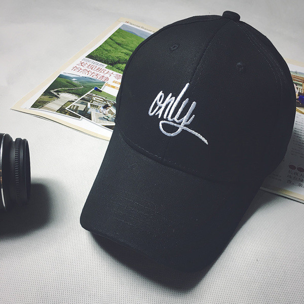 Pălărie bărbătească cu inscripție în negru