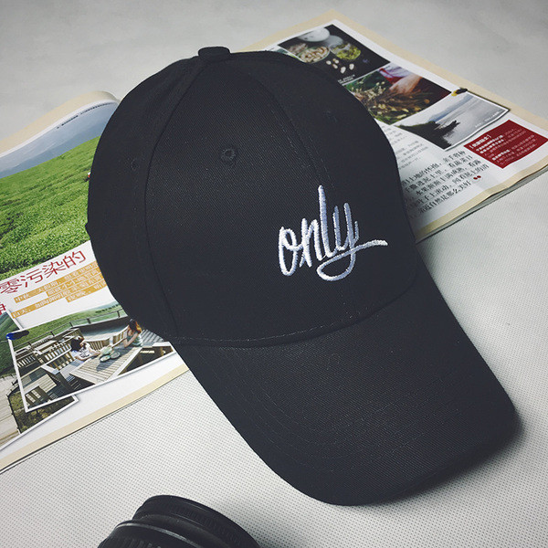 Pălărie bărbătească cu inscripție în negru