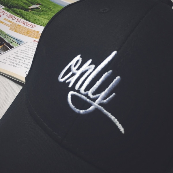 Pălărie bărbătească cu inscripție în negru