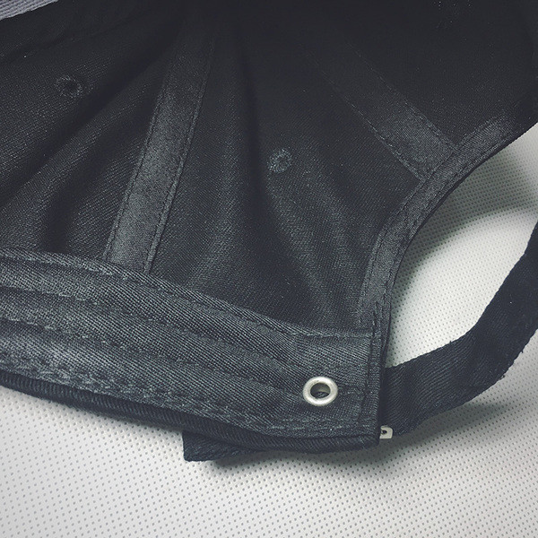 Pălărie bărbătească cu inscripție în negru