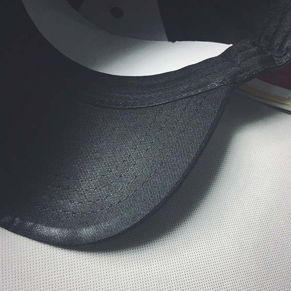 Pălărie bărbătească cu inscripție în negru