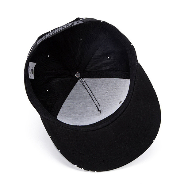 Αντρικό καπέλο με λευκό και μαύρο χρώμα