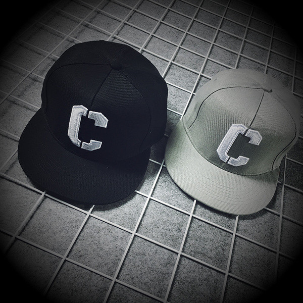 Pălărie pentru bărbați în gri și negru