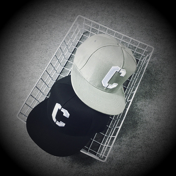 Pălărie pentru bărbați în gri și negru