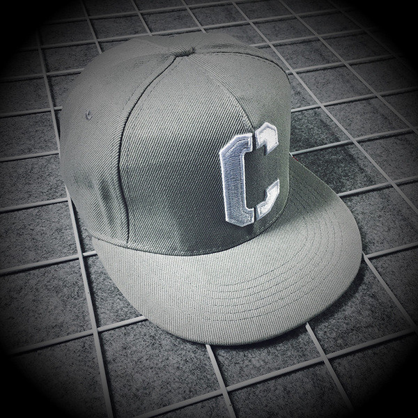 Pălărie pentru bărbați în gri și negru