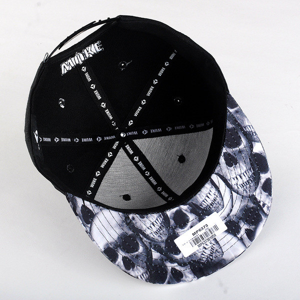 Pălărie bărbătească în stil hip hop în culoarea neagră