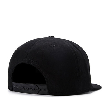 Ανδρικό καπέλο με επιγραφές σε μαύρο χρώμα