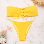 Costum de baie simplu din două piese de damă, de culoare galbenă, cu cravate