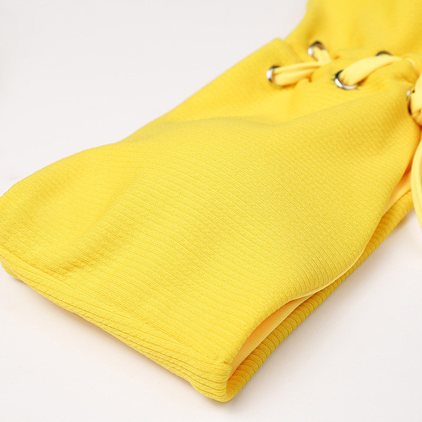 Costum de baie simplu din două piese de damă, de culoare galbenă, cu cravate