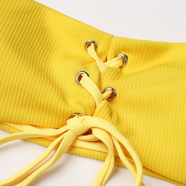 Costum de baie simplu din două piese de damă, de culoare galbenă, cu cravate