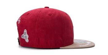 Ανδρικά καπέλα με επιγραφές σε κόκκινο χρώμα