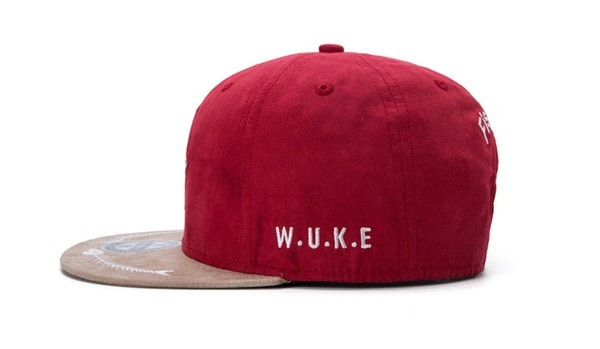 Ανδρικά καπέλα με επιγραφές σε κόκκινο χρώμα