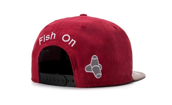 Ανδρικά καπέλα με επιγραφές σε κόκκινο χρώμα