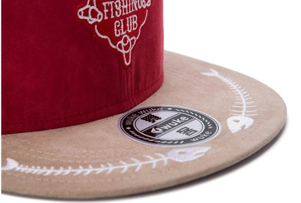 Ανδρικά καπέλα με επιγραφές σε κόκκινο χρώμα