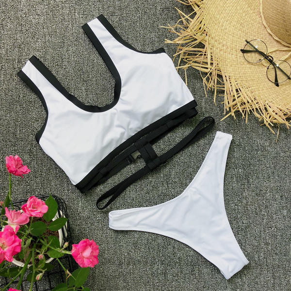 Costum de baie elegant din două piese alb cu curele