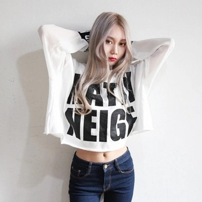 Γυναικείο φαρδύ μπλουζάκι σε δύο χρώματα με διαφανή μανίκια 