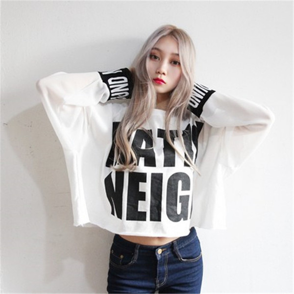 Γυναικείο φαρδύ μπλουζάκι σε δύο χρώματα με διαφανή μανίκια 