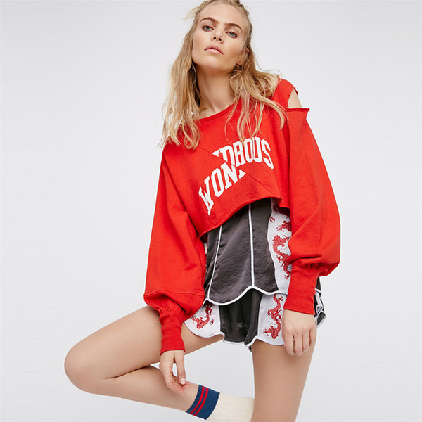 Γυναικεία  μοντέρνα μπλούζα με μακριά μανίκια με  ανοιχτούς ώμους και επιγραφή