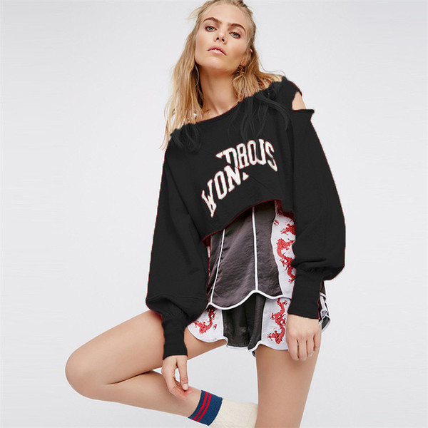 Γυναικεία  μοντέρνα μπλούζα με μακριά μανίκια με  ανοιχτούς ώμους και επιγραφή