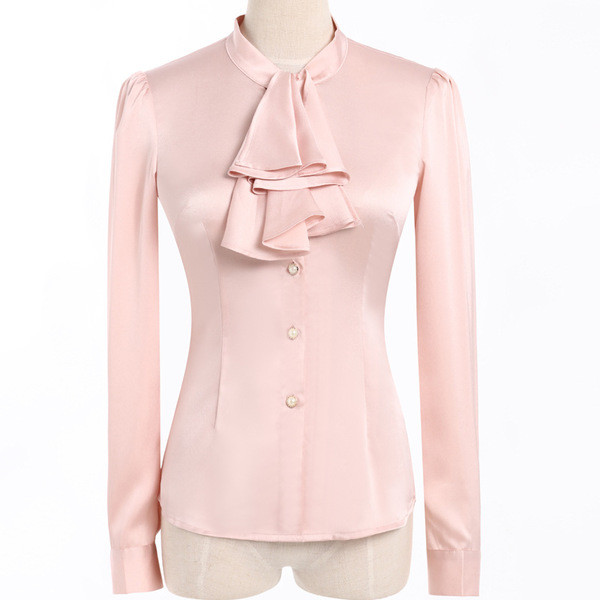 Cămașă elegantă de damă în culori deschise cu mâneci lungi și cu un element de volane