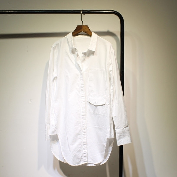 Cămașă lungă casual de damă, albă, cu buzunar decorativ